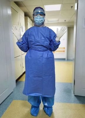 隔著防護(hù)服的愛(ài) 看不見(jiàn)的臉，看得見(jiàn)的守護(hù)